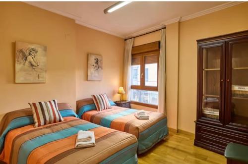1 Schlafzimmer mit 2 Betten und einem Fenster in der Unterkunft Un lugar con encanto in Montilla