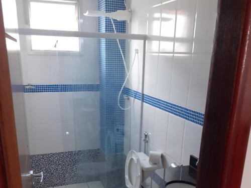 Elle comprend une petite salle de bains pourvue de toilettes et d'une fenêtre. dans l'établissement Apartamento com Vista para Mar, à Piúma