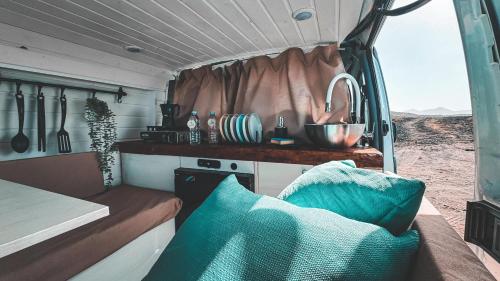 uma caravana com uma cozinha e um lavatório em Camperita Van Life em Puerto del Carmen
