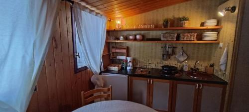 une petite cuisine avec un comptoir et un évier dans l'établissement Nice studio 2 steps from the slopes, à Saint-Chaffrey