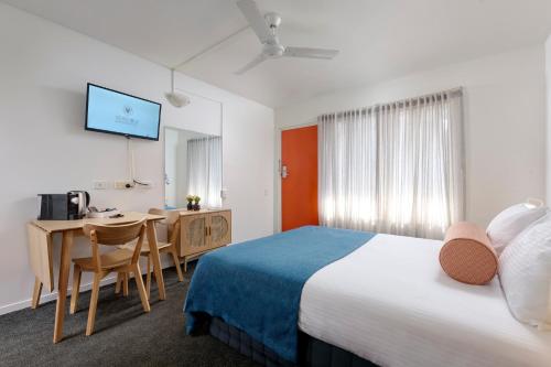 a hotel room with a bed and a desk at Baileys Parkside Motel by VetroBlu in Perth