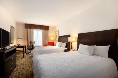 Un pat sau paturi într-o cameră la Hilton Garden Inn Edmonton International Airport