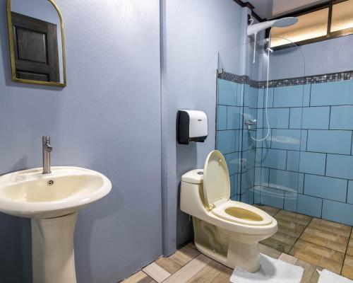 a bathroom with a toilet and a sink at La Casa del Tío Carlos in San Pedro
