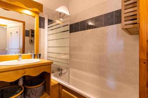une salle de bain avec un lavabo, une baignoire et une douche dans l'établissement Résidence Les Hauts De Preclaux - Appartement chaleureux au coeur de la station MAE-6194, aux Orres