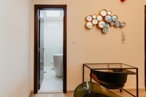 Cette chambre comprend une table en verre et un miroir. dans l'établissement Cozy 1 Bedroom in the heart of Dubai Marina, à Dubaï