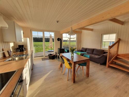 uma cozinha e sala de estar com uma mesa e um sofá em Haus Feldblick am Wasser em Berg