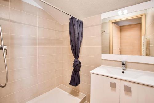 a bathroom with a shower and a sink at Résidence Les Mélèzes - maeva Home - Appartement 2 pièces 4 personnes - 214 in Le Dévoluy