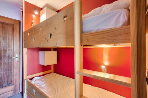 Tempat tidur susun dalam kamar di Résidence les Chalets D'aurouze - maeva Home - Appartement 2 pièces 6 pers 954