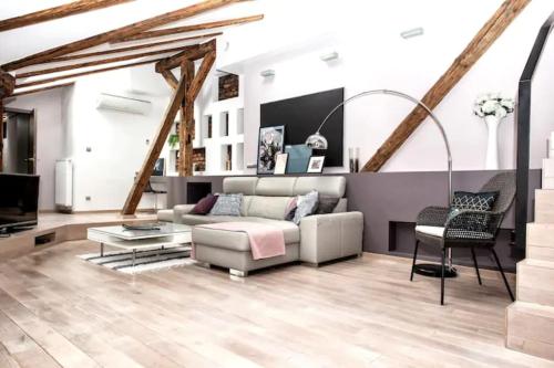 Coin salon dans l'établissement Exclusive loft with Sauna, AC and 3 bathrooms