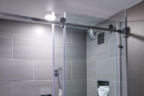um chuveiro com uma porta de vidro na casa de banho em Marriott Indianapolis North em Indianápolis