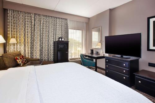 Кровать или кровати в номере Hampton Inn & Suites Cleveland-Airport/Middleburg Heights