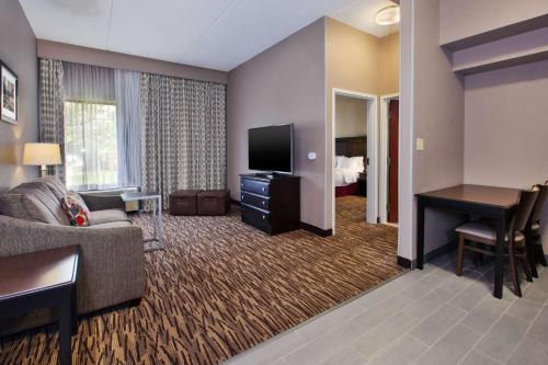 Телевизор и/или развлекательный центр в Hampton Inn & Suites Cleveland-Airport/Middleburg Heights