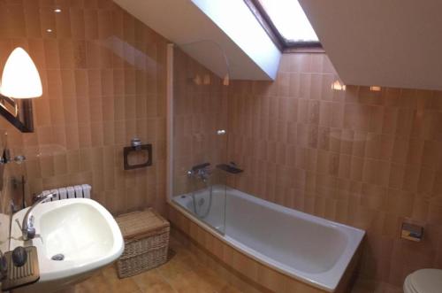 een badkamer met een bad en een wastafel bij Casa Eudosia in Barro
