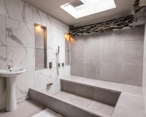 a bathroom with a shower and a sink and a tub at Villa el Descanso in San Pedro