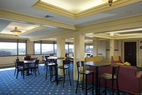 un restaurante con mesas, sillas y ventanas en Hampton Inn & Suites Providence Downtown en Providence