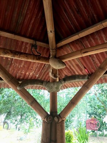 a large wooden ceiling of a thatched roof at Hostal La Cabaña in Mesetas