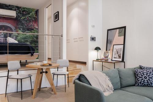 een woonkamer met een bank en een tafel bij StayCentral - Merigold 21 on Collins (CBD) in Melbourne