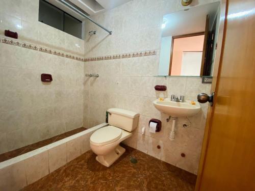 uma casa de banho com um WC e um lavatório em Casa Zela em Yanahuara