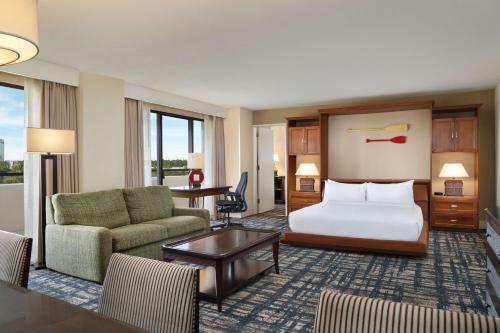 Habitación de hotel con cama y escritorio en Hilton Orlando Lake Buena Vista - Disney Springs™ Area, en Orlando