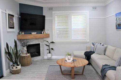Televisyen dan/atau pusat hiburan di Coastal Vibes 3 Bedrooms house