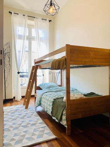 une chambre avec un lit superposé et une fenêtre dans l'établissement Suite Eugenie Hyper center 3 rooms 2 bedrooms, à Nice