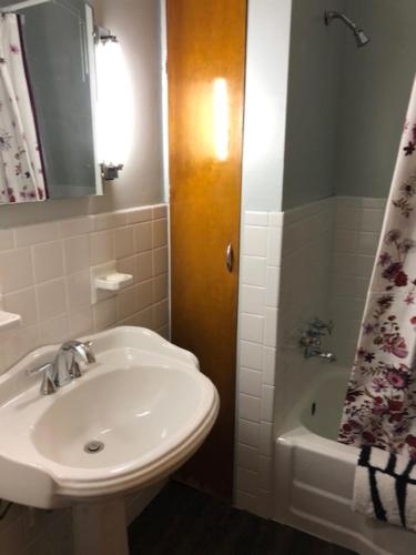 La salle de bains est pourvue d'un lavabo, de toilettes et d'une douche. dans l'établissement Private suite near Cleveland Clinic, à Shaker Heights