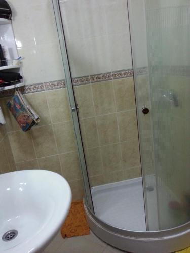 y baño con ducha, aseo y lavamanos. en Apartment Residence Rivaldi, en Mediouna