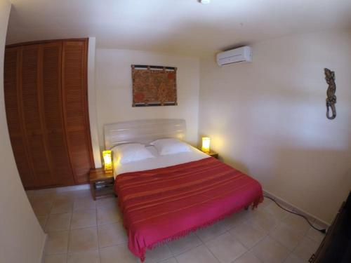 En eller flere senge i et værelse på Gîte Pirates des Caraïbes