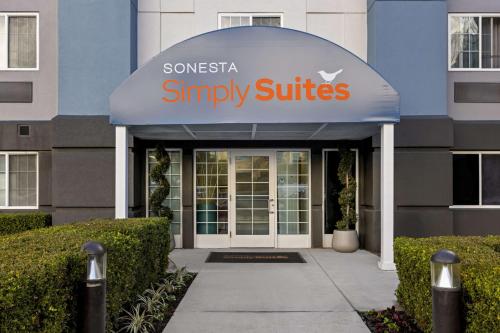 a snessta singly switches sign in front of a building at Sonesta Simply Suites Irvine East Foothill in Lake Forest