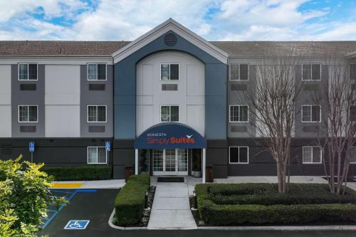 un bâtiment avec un panneau indiquant des suites d'étude élégantes dans l'établissement Sonesta Simply Suites Irvine East Foothill, à Lake Forest