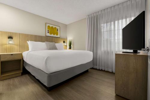 TV a/nebo společenská místnost v ubytování Sonesta Simply Suites Irvine East Foothill