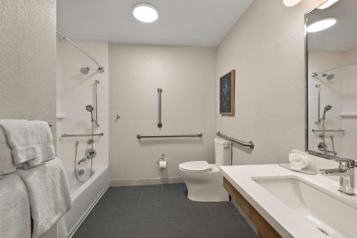 Koupelna v ubytování Sonesta Simply Suites Irvine East Foothill