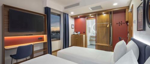 Postel nebo postele na pokoji v ubytování Hampton By Hilton Istanbul Airport, Arnavutkoy