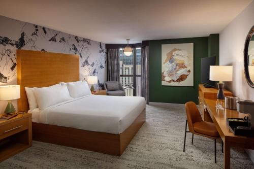 里諾的住宿－Whitney Peak Hotel Reno, Tapestry Collection by Hilton，酒店客房配有一张床、一张桌子和一把椅子。