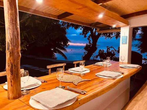 Restaurant ou autre lieu de restauration dans l'établissement Bungalow Tiarii, avec accès direct à une plage privée