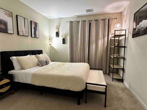 een slaapkamer met een bed en een boekenplank bij Spacious Riverfront 2 Bed 2 Bath 15 mins to NYC in Yonkers