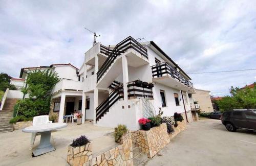 Apartments with parking spaces Rab - 22497