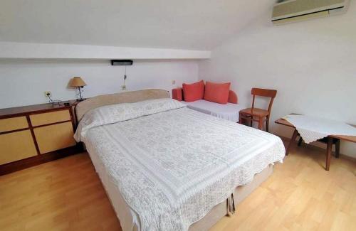 Apartments with parking space Rab - 22497