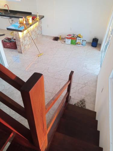 uma escada num quarto com piso em azulejo em Casa taipu de dentro em Maraú