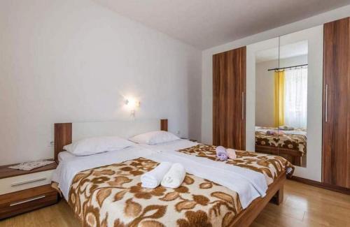 Apartments with parking space Barbat, Rab - 22498