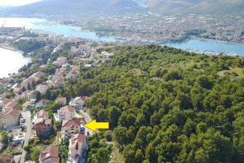 Apartments with a parking space Trogir - 22505