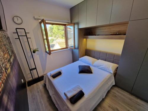 Apartments with parking space Trogir - 22505