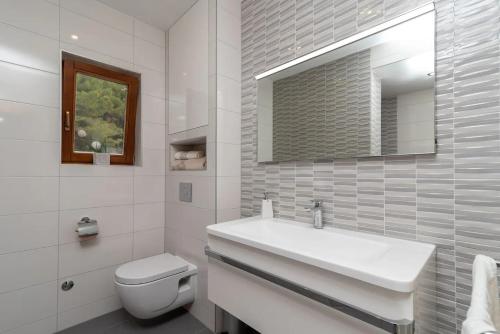 Apartments with parking space Trogir - 22505
