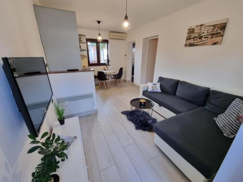 Apartments with parking space Crikvenica - 22581