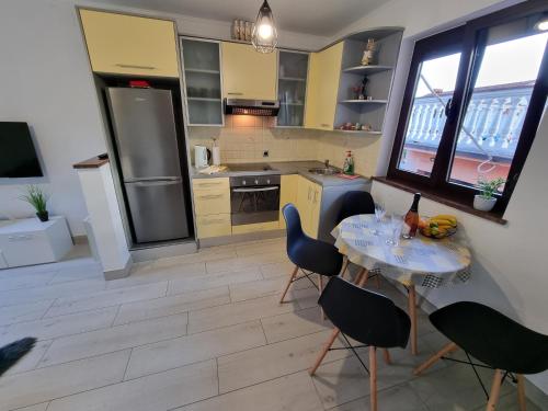 Apartments with parking space Crikvenica - 22581
