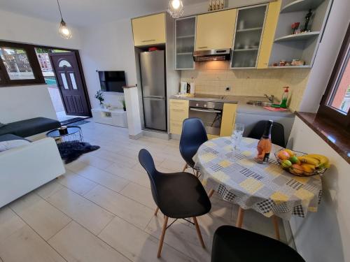 Apartments with parking space Crikvenica - 22581