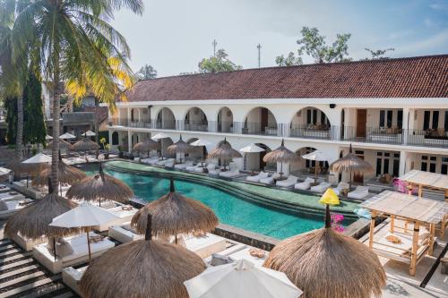 een uitzicht over een resort met een zwembad bij El Tropico Boutique Hotel in Kuta Lombok