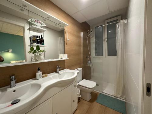 a bathroom with a sink and a toilet and a shower at Mirador 1 de mercado central baño privado in Valencia