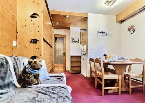 un ours en peluche assis sur un canapé dans une pièce dans l'établissement Résidence Rogoney - Les Bleuets - Studio pour 3 Personnes 50, à Val dʼIsère