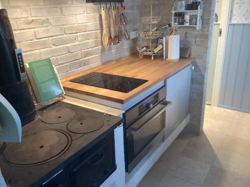 una cucina con piano cottura e piano di lavoro di Holiday home Nysted VIII a Nysted